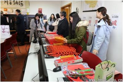 中国驻葡萄牙使馆人员走访中国文化中心并赠书